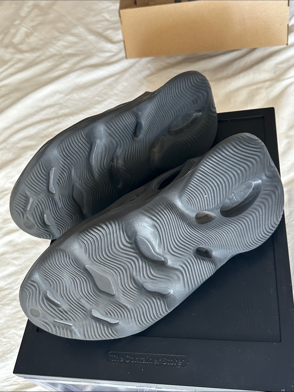 Carbon Yeezy Foam Runner - Picture 7 of 7